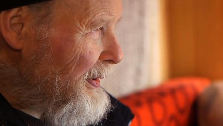 Johann Schulz, 84 Jahre alt, lebt seit 20 Jahren in einem Wohnwagen auf einem Campingplatz im Westerwald. Der Grundsicherungs-Bezieher kann sich eine Wohnung nicht leisten. Die Behörden schauen zu. Bild: ZDF/Screenshot
