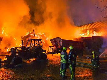 Münchsteinach: Traktorbrand mit verheerenden Folgen - Flammen greifen über, Tiere verletzt Münchsteinach: Traktorbrand mit verheerenden Folgen - Flammen greifen über, Tiere verletzt
