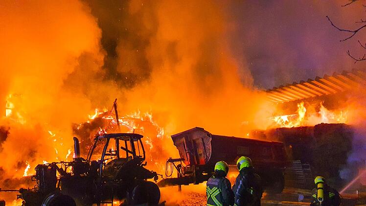 M&uuml;nchsteinach: Traktorbrand mit verheerenden Folgen - Flammen greifen &uuml;ber, Tiere verletzt