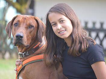 Nach der Schule und dem Sport ist für Nele Gößwein chillen mit Familienhund Anouk angesagt. Kürzlich wurde das Mädchen aus Waldfenster im Kissinger Terrassenschwimmbad zur Lebensretterin.