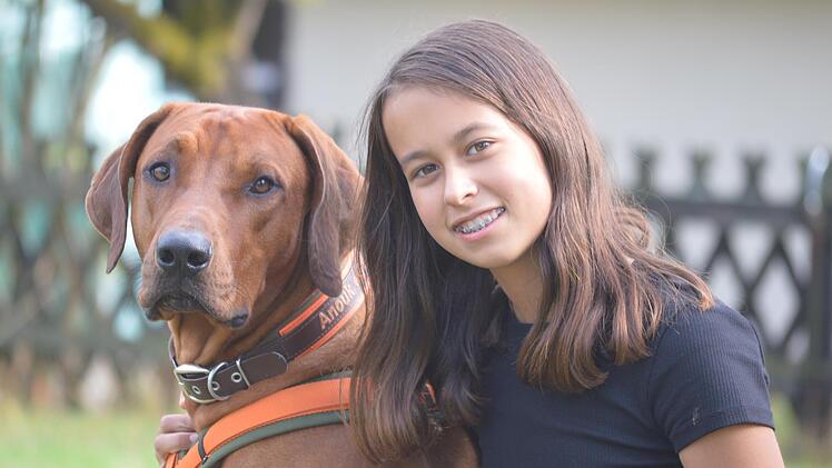 Nach der Schule und dem Sport ist für Nele Gößwein chillen mit Familienhund Anouk angesagt. Kürzlich wurde das Mädchen aus Waldfenster im Kissinger Terrassenschwimmbad zur Lebensretterin.