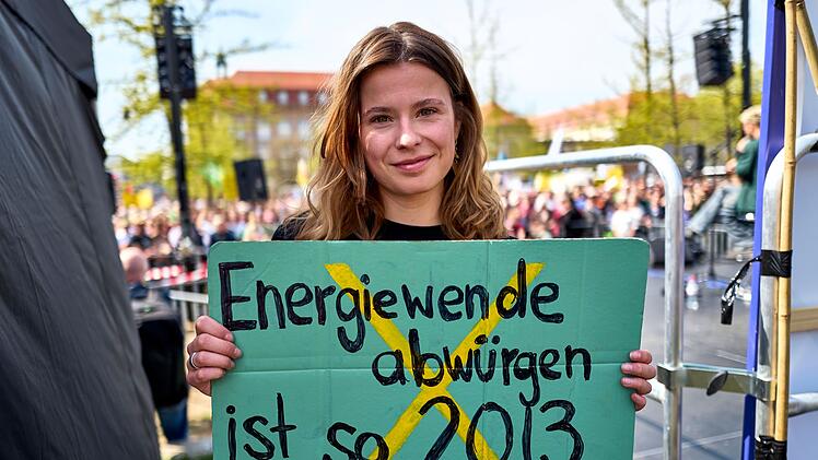 Demo f&uuml;r die Energiewende  und gegen &laquo;fossile Lobbypolitik&raquo;