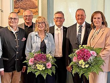 Etliche Gro&szlig;heirather Gemeinder&auml;te und Altb&uuml;rgermeister Udo Siegel (vierter von rechts) sind mit dem 30. April aus dem Amt geschieden. Sie wurden feierlich verabschiedet.