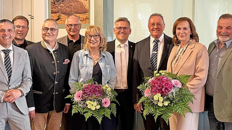 Etliche Gro&szlig;heirather Gemeinder&auml;te und Altb&uuml;rgermeister Udo Siegel (vierter von rechts) sind mit dem 30. April aus dem Amt geschieden. Sie wurden feierlich verabschiedet.