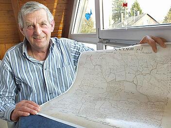 Herbert Warter mit Katasterkarte Mohrhof  Foto: Manfred Welker