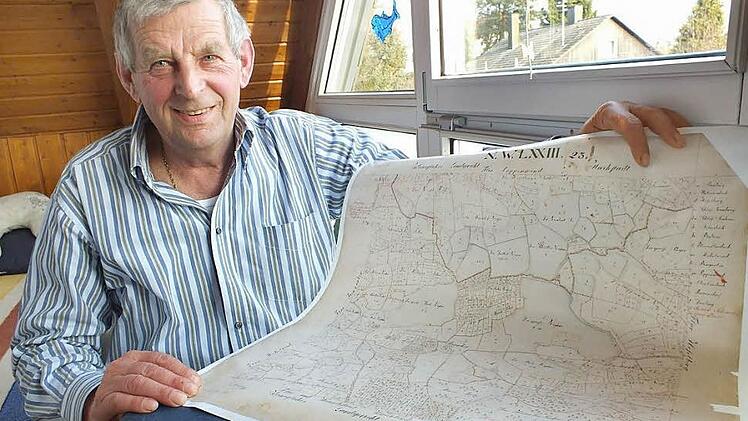 Herbert Warter mit Katasterkarte Mohrhof  Foto: Manfred Welker