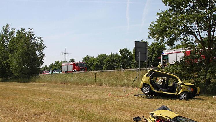 Ein Frau und ihr Enkel verletzten sich am Dienstag schwer, als dieser Kleinwagen von der A73 abkam und sich zwei Mal überschlug. Foto: Roepert