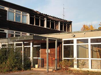 Die Gößmannsreuther Schule ist gesperrt, ein Zugang nur nach Rücksprache mit der Stadt möglich. Foto: Thomas Heuchling
