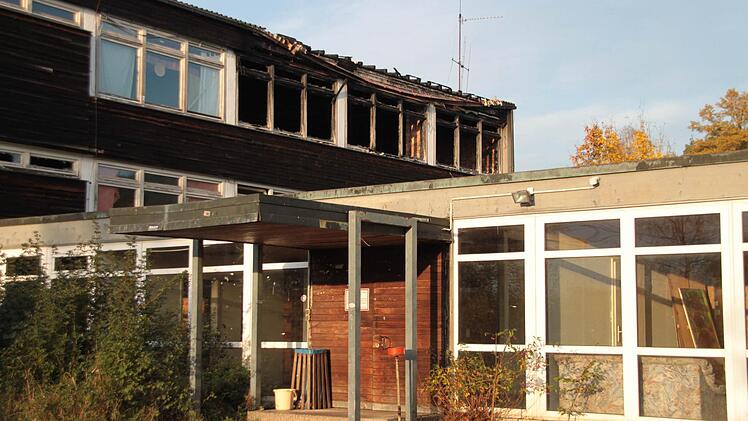 Die Gößmannsreuther Schule ist gesperrt, ein Zugang nur nach Rücksprache mit der Stadt möglich. Foto: Thomas Heuchling