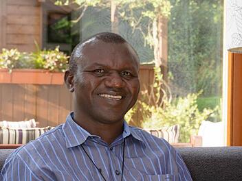 Lesen ist sein Hobby: Pfarrer Martin Muosayir aus Ghana. Foto: Björn Hein