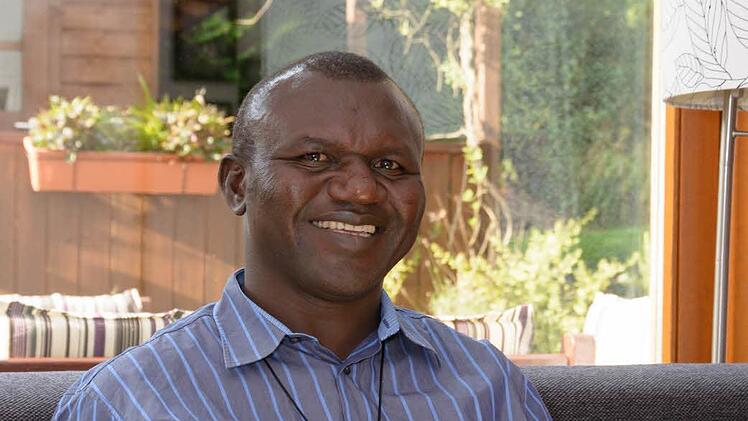 Lesen ist sein Hobby: Pfarrer Martin Muosayir aus Ghana. Foto: Björn Hein