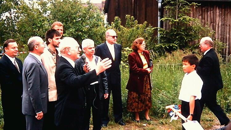 Domkapitular Klemens Fink (mit Mikrofon) nahm den ersten Spatenstich vor. Foto: Archiv Welker