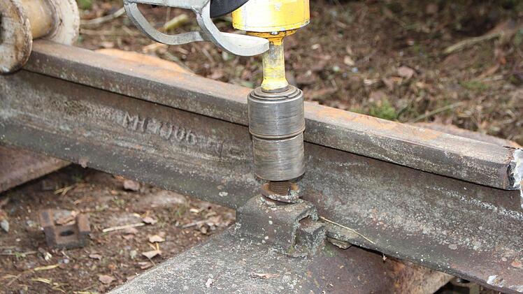 Nun werden die Schrauben, die mehr als hundert Jahre hielten, in Sekundenschnelle gelöst. Foto: Ulrike Müller