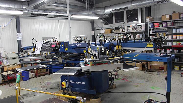 Diese Maschine kann rund 500 T-Shirts pro Stunde produzieren. Foto: Yannick Hupfer