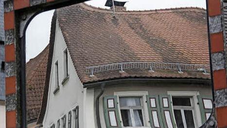 Würde das Haus verschwinden, könnte die Zufahrt von der Kirche zur Dorfstraße übersichtlicher gestaltet werden.