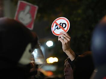 Eine gereizte Stimmung wie bei dieser Demonstration am Abend der Bundestagswahl in Berlin soll heute in Tettau nicht herrschen. Die "Aktionsgemeinschaft für ein buntes Leben" will vor der Tettauer Festhalle friedlich gegen die Politik der AfD demonstrieren. Foto: Christian Charisius/dpa
