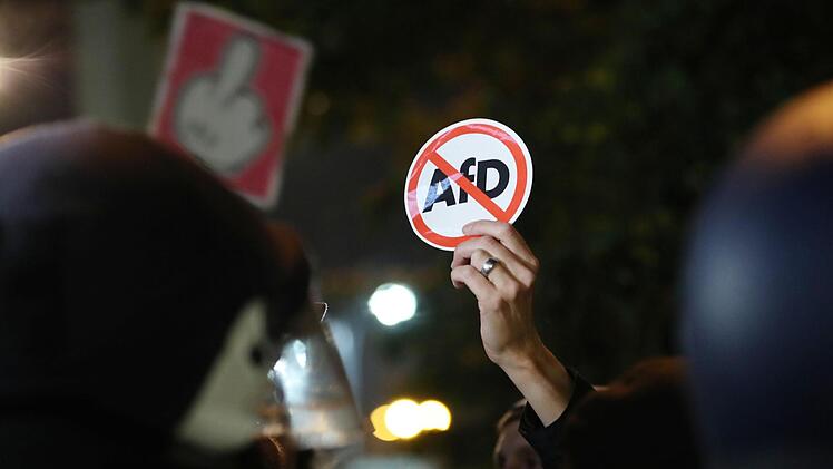 Eine gereizte Stimmung wie bei dieser Demonstration am Abend der Bundestagswahl in Berlin soll heute in Tettau nicht herrschen. Die "Aktionsgemeinschaft für ein buntes Leben" will vor der Tettauer Festhalle friedlich gegen die Politik der AfD demonstrieren. Foto: Christian Charisius/dpa