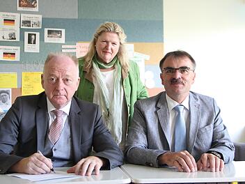 Die Bürgermeister Helmut Blank  (links, Münnerstadt) und Harald Hofmann (Nüdlingen) sowie Rektorin Ulrike  Freifrau von und zu der Tann  sehen den neuen Schulverband als Gewinn für die Schüler.Heike Beudert