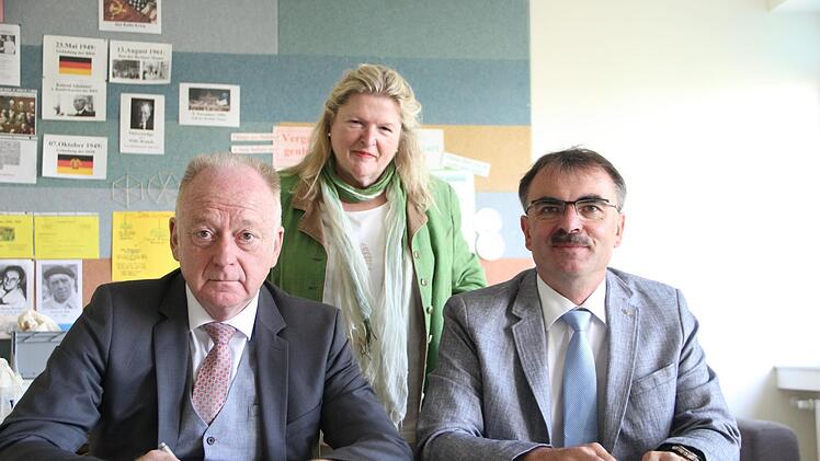 Die Bürgermeister Helmut Blank  (links, Münnerstadt) und Harald Hofmann (Nüdlingen) sowie Rektorin Ulrike  Freifrau von und zu der Tann  sehen den neuen Schulverband als Gewinn für die Schüler.Heike Beudert