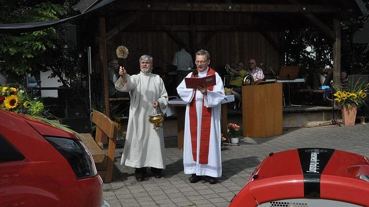 Klemens Albert (links) und Pfarrer Manfred Greinke segneten das neue Auto und die Motorspritze.Simon Albrecht