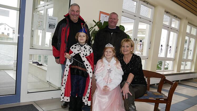 Schulleiterin Gabriele Selch ist stolz auf ihre Schulkinder,  die mit so viel Herzblut beim Thema Kinderfasching dabei waren und die so  gern alle Kinderprinzenpaar werden wollten. Die Wahl fiel auf Laura und  Mika. Ebenso beide Vorstände des Wildenheider Bürgervereins, Harald Büchner  und Holger Birke (von links), möchten den Kindern diesen Faschingsspaß  gönnen, und das seit nunmehr 28. Jahren. Foto: Manja von Nida