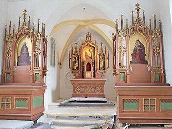 Die Kirche ist aus-, die Altäre sind abgeräumt. Kirchenpfleger Klaus Lehmann legt bei den Vorarbeiten selbst Hand an.