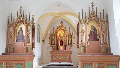 Die Kirche ist aus-, die Altäre sind abgeräumt. Kirchenpfleger Klaus Lehmann legt bei den Vorarbeiten selbst Hand an.