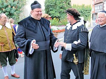 In ihren neuen Rollen:  Als Pfarrer stand Andreas Trägner (2. von links) am Sonntag auf  der Bühne. Rudi Rippstein (rechts daneben) spielte den Bürgermeister. Foto: Dieter Britz