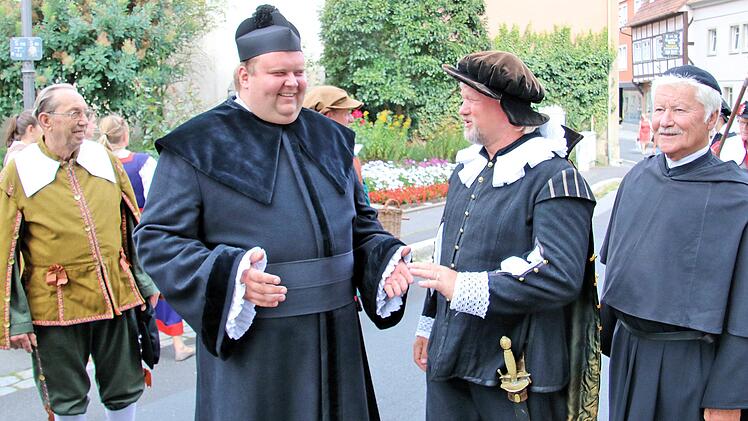 In ihren neuen Rollen:  Als Pfarrer stand Andreas Trägner (2. von links) am Sonntag auf  der Bühne. Rudi Rippstein (rechts daneben) spielte den Bürgermeister. Foto: Dieter Britz