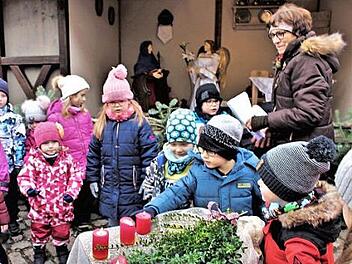 Die Kleinen des Kindergartens Sankt Johannes zündeten die Kerzen vor der Krippe an. Foto: Seeger