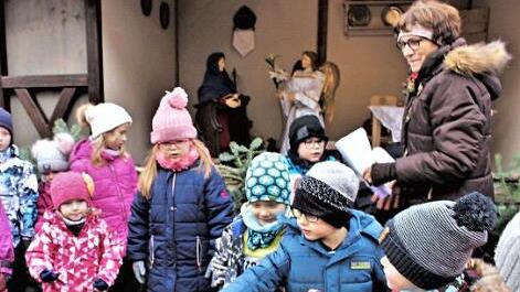 Die Kleinen des Kindergartens Sankt Johannes zündeten die Kerzen vor der Krippe an. Foto: Seeger