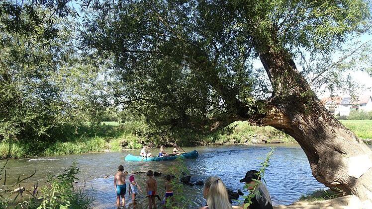 Das schöne Ambiente und die Übersichtlichkeit des Geländes machen den Saalestrand für Familien mit Kindern interessant. Foto: Angelika Silberbach