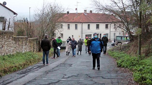 Der Gemeinderat Stettfeld mit B&uuml;rgermeister Alfons Hartlieb (Sechster von links) besichtigte die schadhafte Sch&ouml;nbrunner Stra&szlig;e. Sie soll in einfacher Form saniert werden.  Foto: G&uuml;nther Geiling