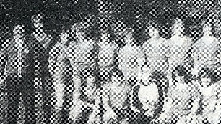 Das Frauenteam 1984: (stehend von links) Petra Knüttel, Anna Senft, Susanne Portner, Martina und Claudia Schmitt, Bettina Nietgen, Jutta und Heike Herrlich, Carola Mozer, (kniend von links) Ilona Kenner, Manuela Mozer, Corina Eberhardt, Nicol Mozer, Carmen Schaidt.  Foto: VfB