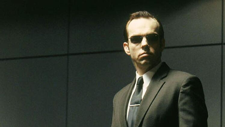 Morpheus (Laurence Fishburne, links) ist in die F&auml;nge von Agent Smith (Hugo Weaving) geraten, der hofft, nun endlich den Widerstand der letzten freien Menschen brechen zu k&ouml;nnen.