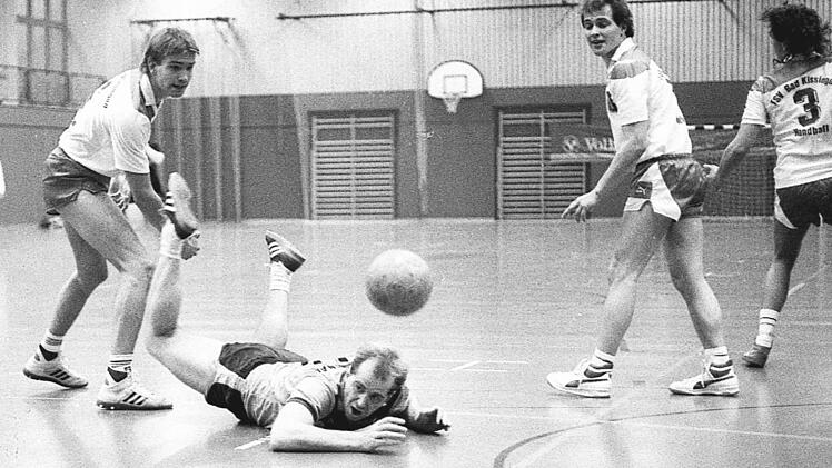 Mit 26:20 gewinnen die Herren des FC Bad Br&uuml;ckenau (dunkle Hosen) das Handball-Derby gegen den TSV Bad Kissingen.