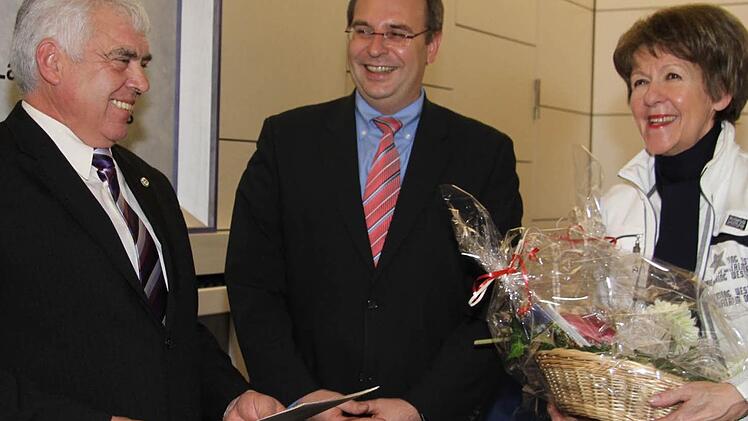 Neben Landrat Christian Meißner (Mitte) gratuliert den Geehrten Franz Persak (li.) auch Bürgermeisterin Bianca Fischer. Fotos: Gerda Völk