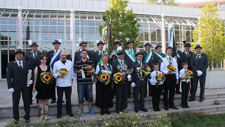 Die Volkskönige stehen links.