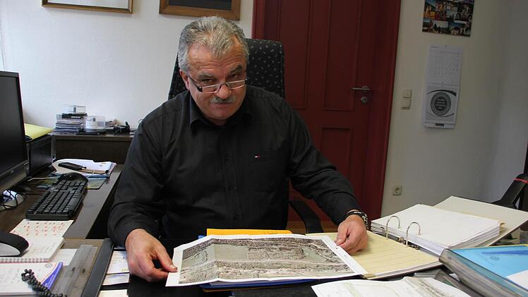 Bürgermeister Peter Hänel mit dem Plan des Staubeckens