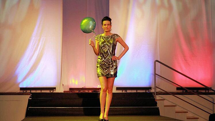 Schrilles, Buntes und Elegantes auf dem Catwalk. Foto: Merzbach