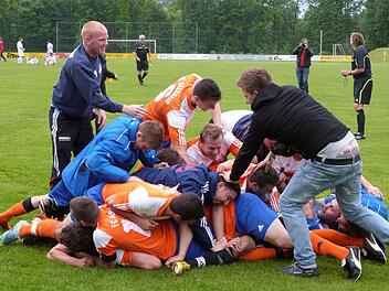 Die O berhaider Fußballer bejubeln an Christi Himmelfahrt ihren Triumph im Toto-Pokal-Kreisfinale gegen den TSV Presseck. Foto: Werner Reißaus