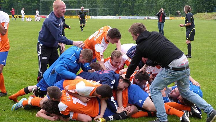 Die O berhaider Fußballer bejubeln an Christi Himmelfahrt ihren Triumph im Toto-Pokal-Kreisfinale gegen den TSV Presseck. Foto: Werner Reißaus
