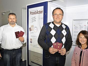 Über den neuen Fotoautomaten im Burgkunstadter Rathaus freuen sich (von rechts) Bürgermeisterin Christine Frieß, Verwaltungsleiter Sven Dietel und der Leiter der Standesamtes, Michael Wagner. Foto: Ingrid Kohles