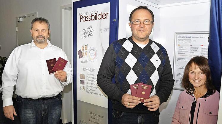 Über den neuen Fotoautomaten im Burgkunstadter Rathaus freuen sich (von rechts) Bürgermeisterin Christine Frieß, Verwaltungsleiter Sven Dietel und der Leiter der Standesamtes, Michael Wagner. Foto: Ingrid Kohles