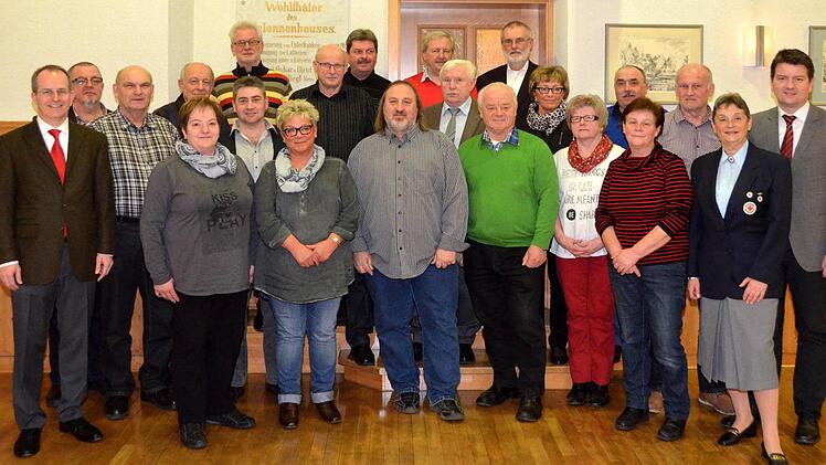 Insgesamt 63 Blutspender wurden ausgezeichnet. Unser Foto zeigt die Spender, die 100-, 125- und 150-mal Blut gespendet haben. Foto: Peter Rauch