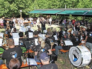 Viele Zuhörer waren gekommen, um dem Spielmannszug auf dem Keller zu lauschen.  Foto: Mathias Erlwein