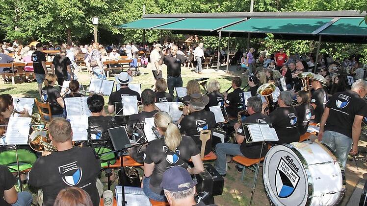 Viele Zuhörer waren gekommen, um dem Spielmannszug auf dem Keller zu lauschen.  Foto: Mathias Erlwein