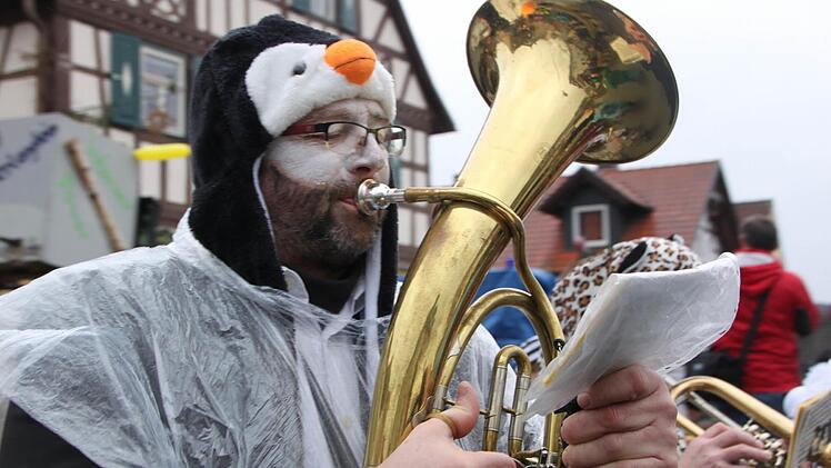 Pinguin Elmar Kerner vom Musikverein Uetzing-Serkendorf Foto: Matthias Einwag