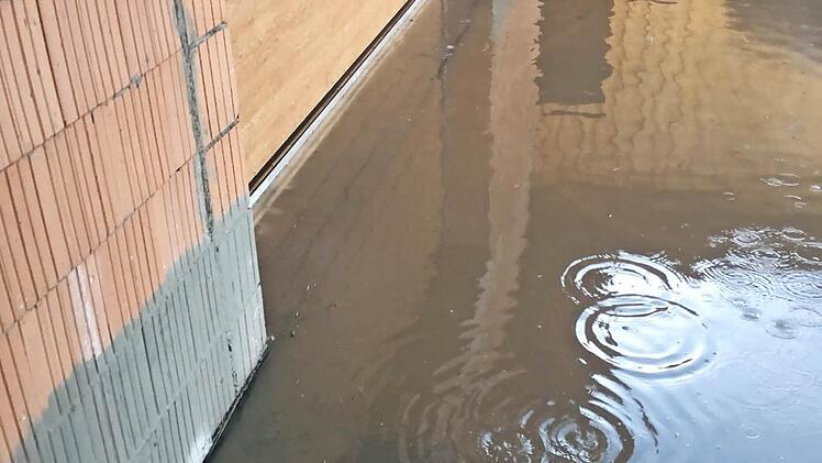 Millimeterarbeit: Kurz vor der Garage von Thomas Günther machte das Wasser Halt.  Foto: Wunder