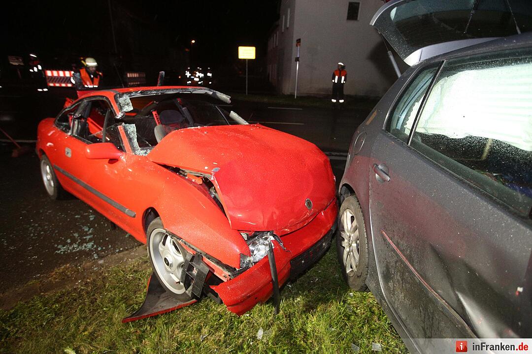 Feuerwehr muss Mitfahrer nach Vorfahrtsunfall befreien